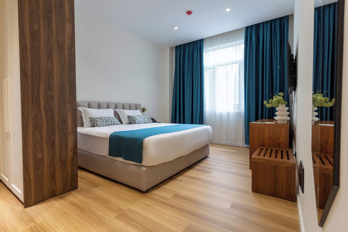 Deluxe King Suite | 1 makuuhuone, tallelokero huoneessa, työpöytä, äänieristys