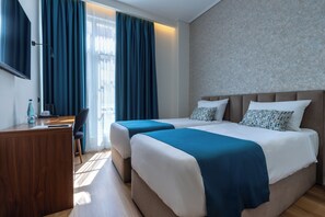 Superior Twin Room | 1 kamar tidur, seprai premium, brankas, dan meja kerja
