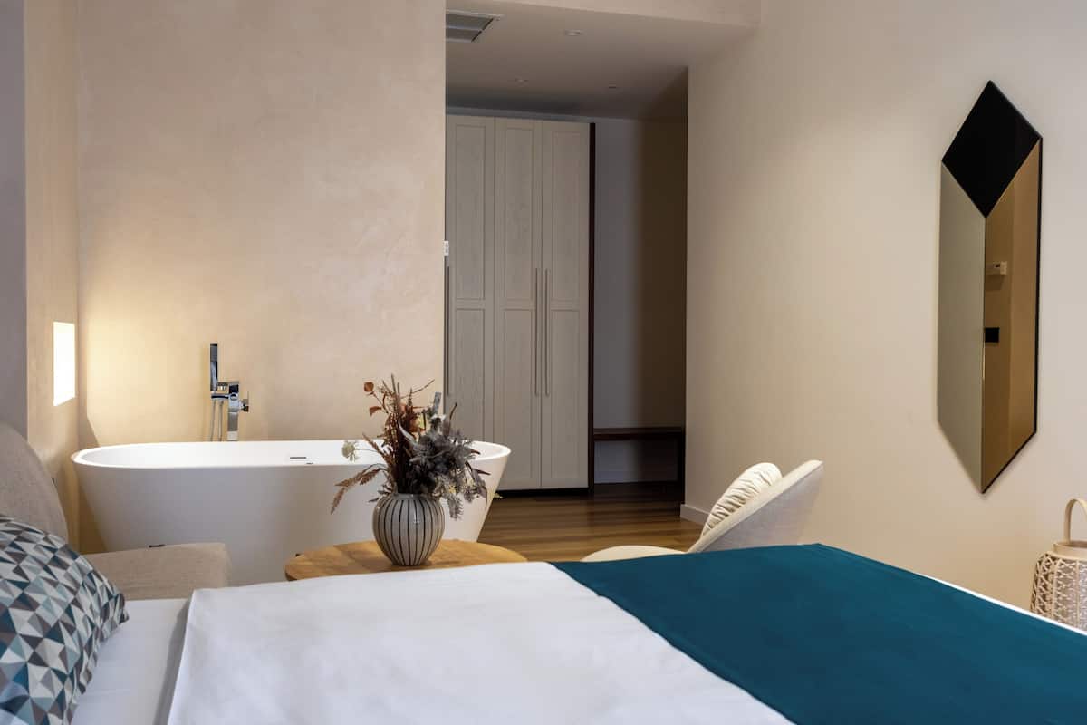 Deluxe Double Room | 1 phòng ngủ, bộ đồ giường cao cấp, két bảo mật tại phòng, bàn 