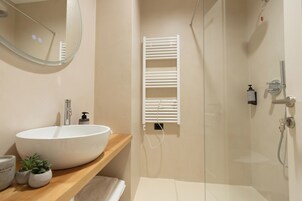 1 bedroom, premium bedding, in-room safe, desk