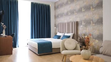 Phòng 4 dành cho gia đình, 1 giường cỡ king và sofa giường, không hút thuốc, quang cảnh thành phố | 1 phòng ngủ, két bảo mật tại phòng, bàn, phòng cách âm