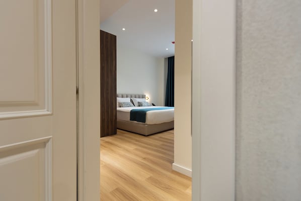 Deluxe King Suite | 1 makuuhuone, tallelokero huoneessa, työpöytä, äänieristys