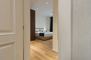 Deluxe King Suite | 1 svefnherbergi, öryggishólf í herbergi, skrifborð, hljóðeinangrun