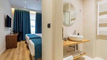 Superior Triple Room | Baño | Secador de pelo, zapatillas, toallas y champú