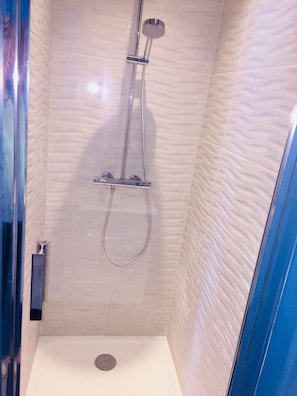 Badewanne, Haartrockner, Toilettenpapier