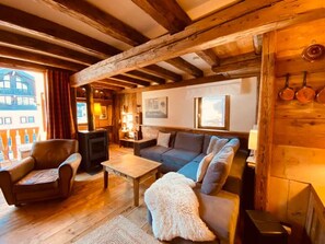 Televisión, reproductor de DVD, libros y videoteca