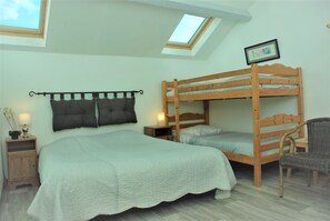 Vierbettzimmer | Individuell dekoriert, individuell eingerichtet, Schreibtisch