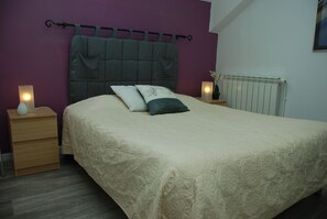 Vierbettzimmer | Individuell dekoriert, individuell eingerichtet, Schreibtisch