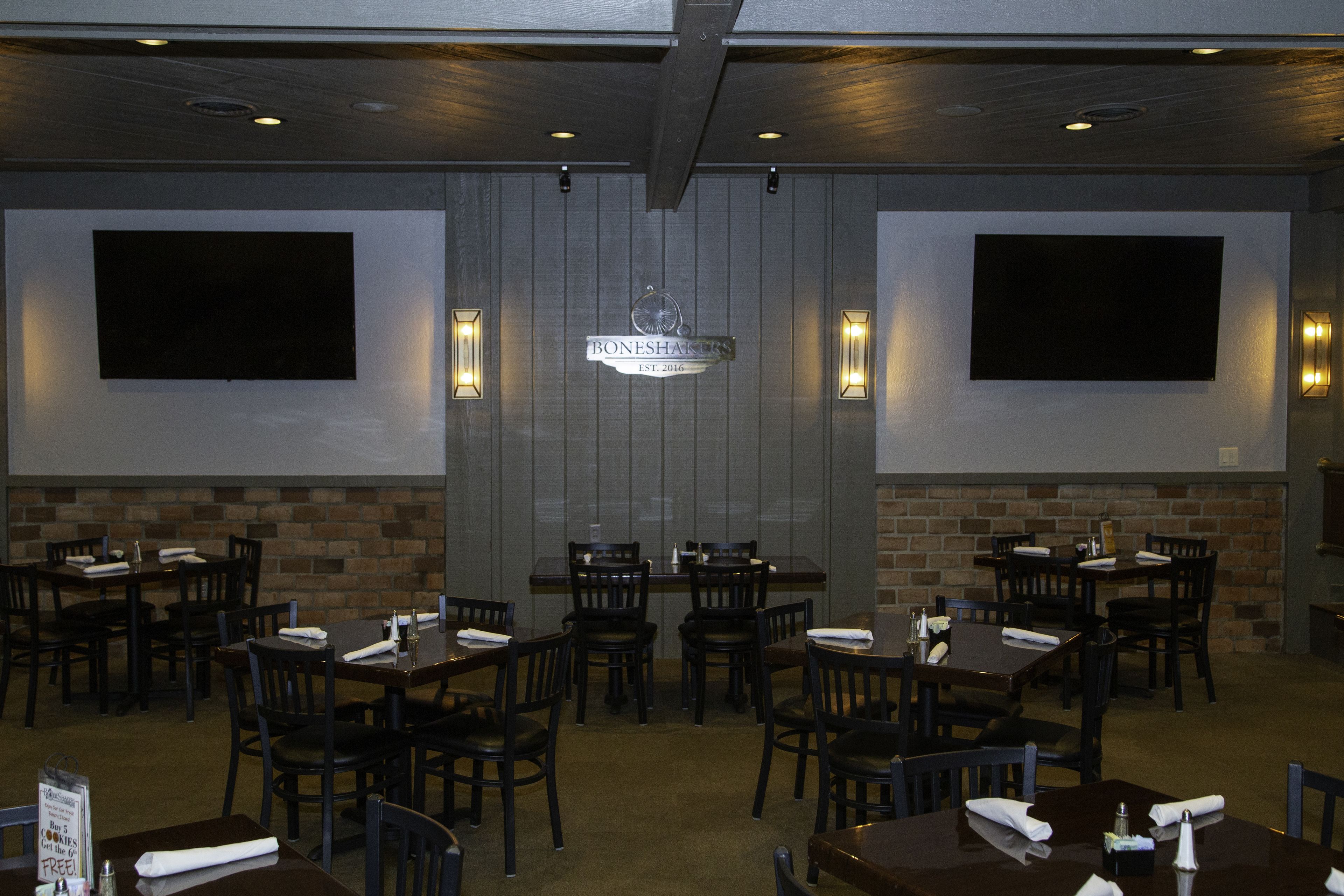 2 restaurants; lunch and dinner served