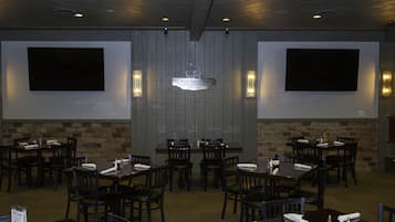 2 restaurants; lunch and dinner served