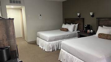 Kamar Double Basic, 2 Tempat Tidur Double, Bebas Asap Rokok | Tirai kedap cahaya, setrika/meja setrika, Wi-Fi gratis, dan seprai linen