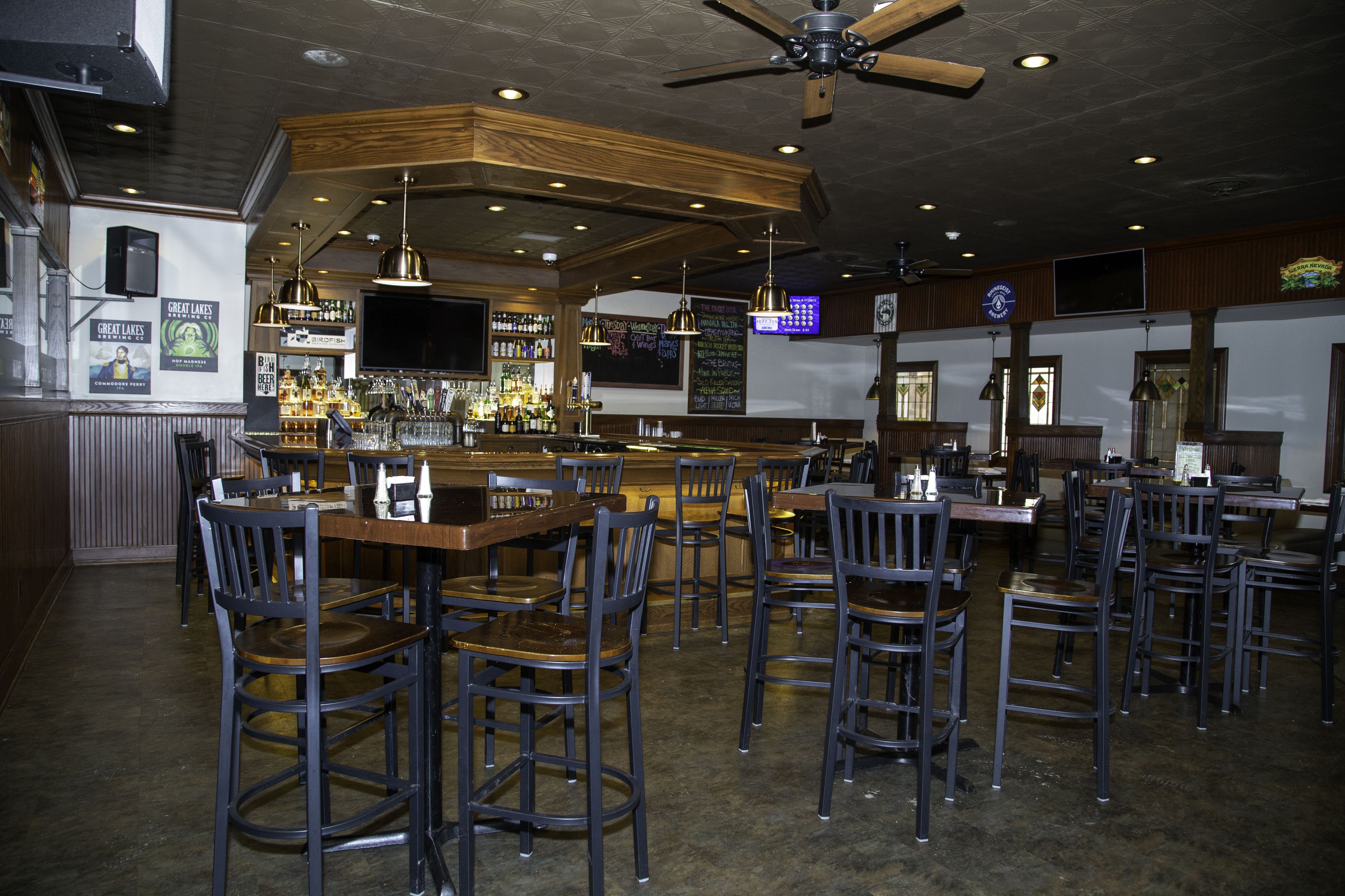 2 bares o lounges 