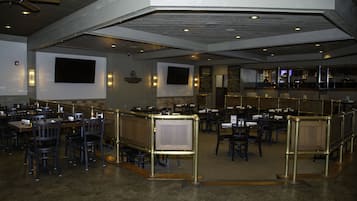 2 restaurants; lunch and dinner served