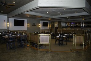 2 restaurants; lunch and dinner served  - The Stables Inn and Suites (Salem)