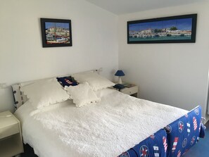 6 slaapkamers, een strijkplank/strijkijzer, wifi, beddengoed