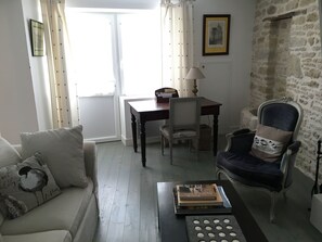 Televisie, een open haard, een dvd-speler en boeken