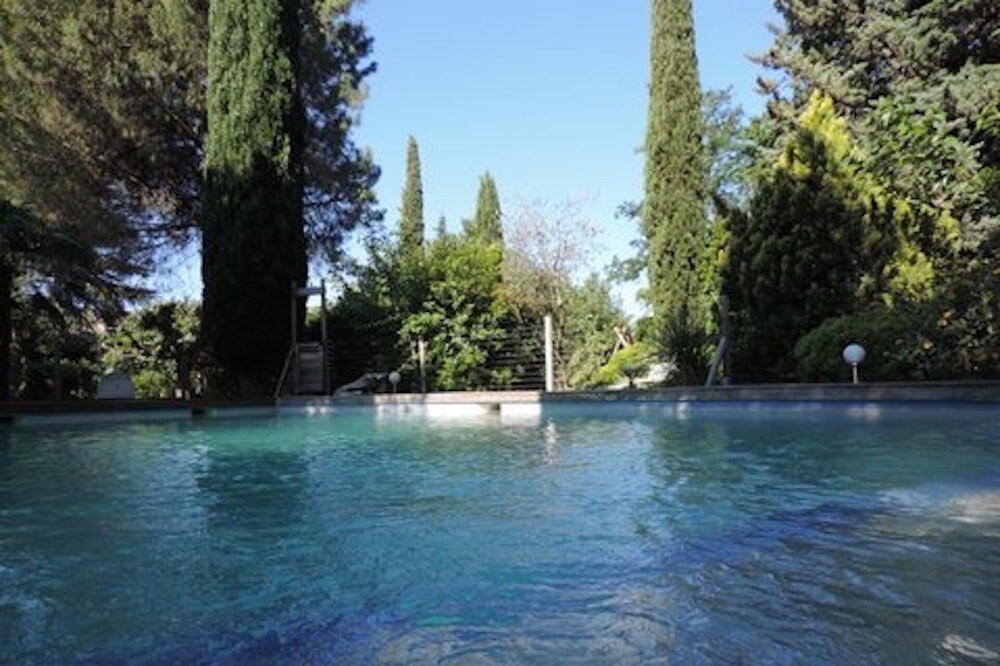 Independent cottage in superb Provencal area, The Golden Tree, garden and swimming pool