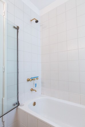 Premium-Apartment, Mehrere Betten, Nichtraucher | Badezimmer | Duschwanne, Bidet, Handtücher