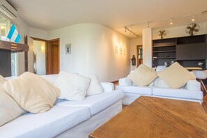 ซูพีเรียอพาร์ทเมนท์, หลายเตียง, ปลอดบุหรี่ | บริเวณนั่งเล่น | ทีวีจอแบน