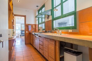 ซูพีเรียอพาร์ทเมนท์, หลายเตียง, ปลอดบุหรี่ | ครัวส่วนตัว | ตู้เย็น, ไมโครเวฟ, เตาประกอบอาหาร, เครื่องครัว/จาน/ช้อนส้อม