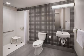 Comfort Room, 1 King Bed, Accessible | Bathroom | Free toiletries, hair dryer, bathrobes, towels