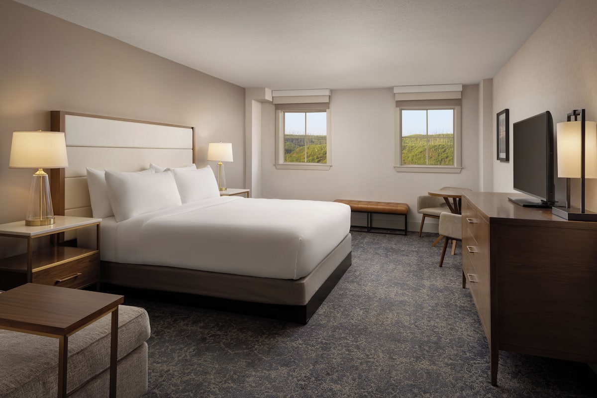 1 bedroom, premium bedding, pillowtop beds, desk