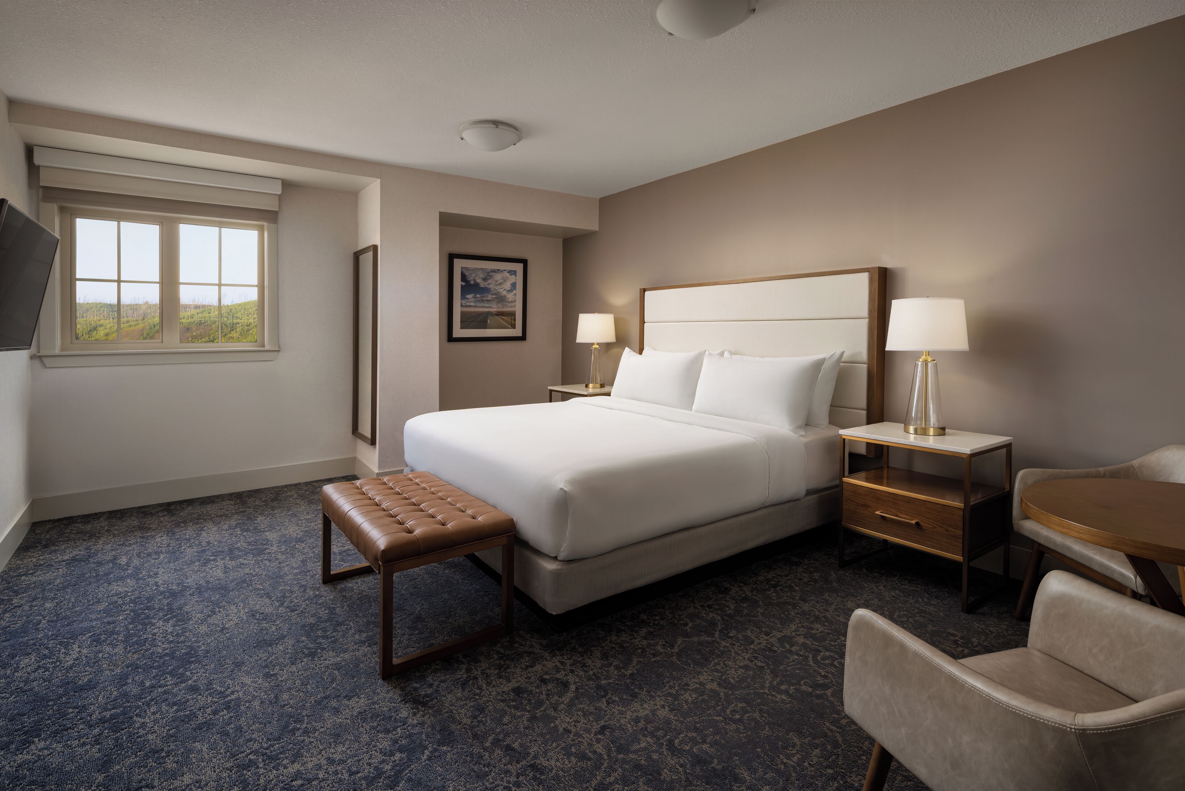 Ropa de cama de alta calidad, colchones con pillow-top y escritorio 