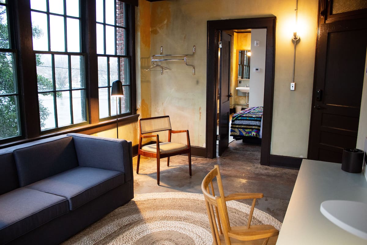 travelers suite | living area