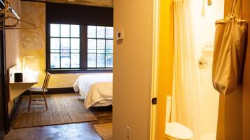 Second Floor West | Bathroom | Combined shower/tub, towels