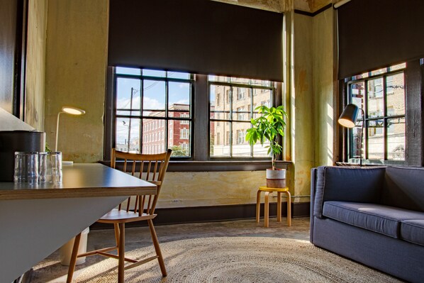 Suite Prestigio, 1 cama Queen size y sofá cama, para no fumadores, vista a la ciudad | Área de sala de estar