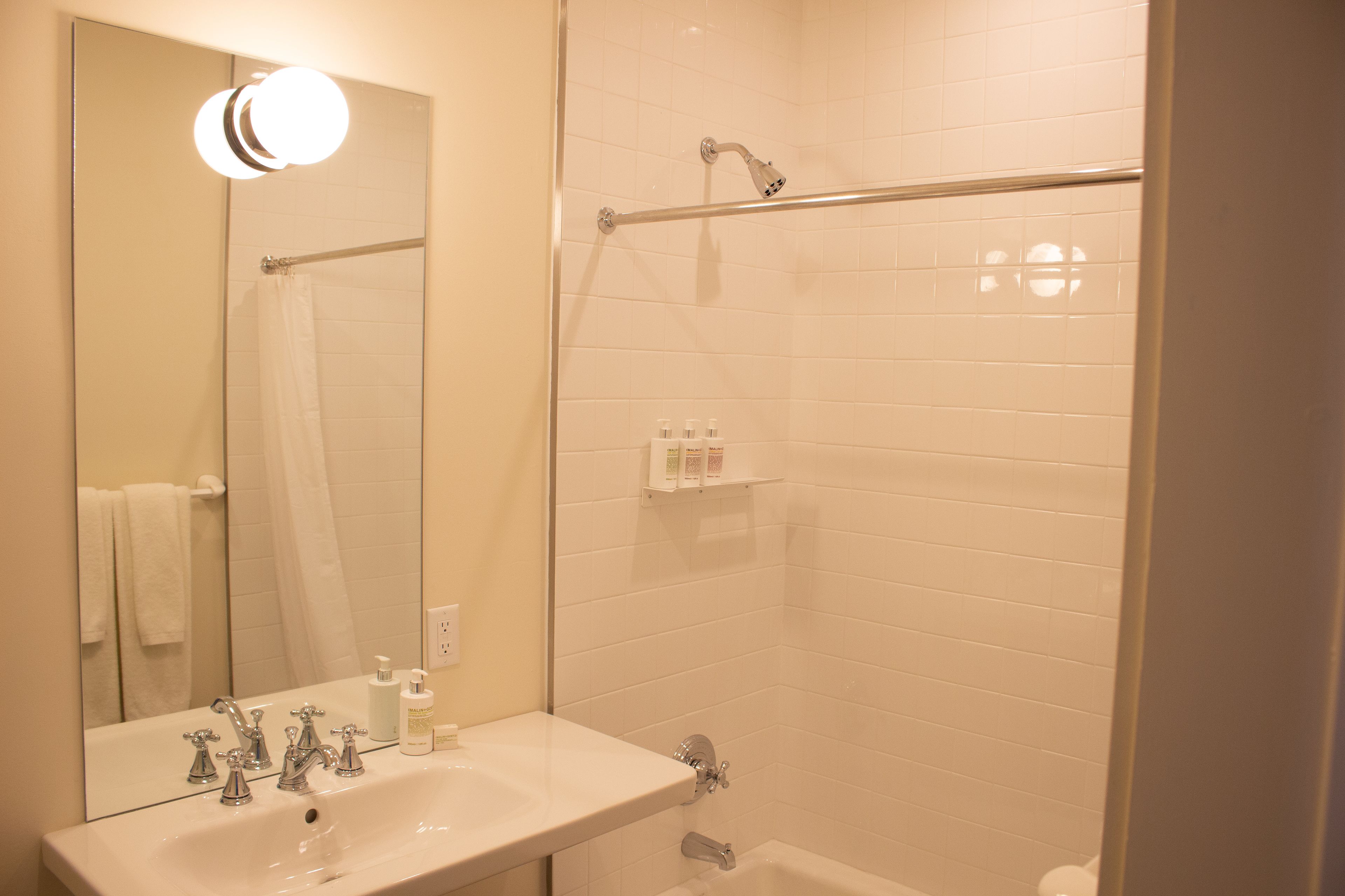first floor west | bathroom | combined shower/bathtub, towels