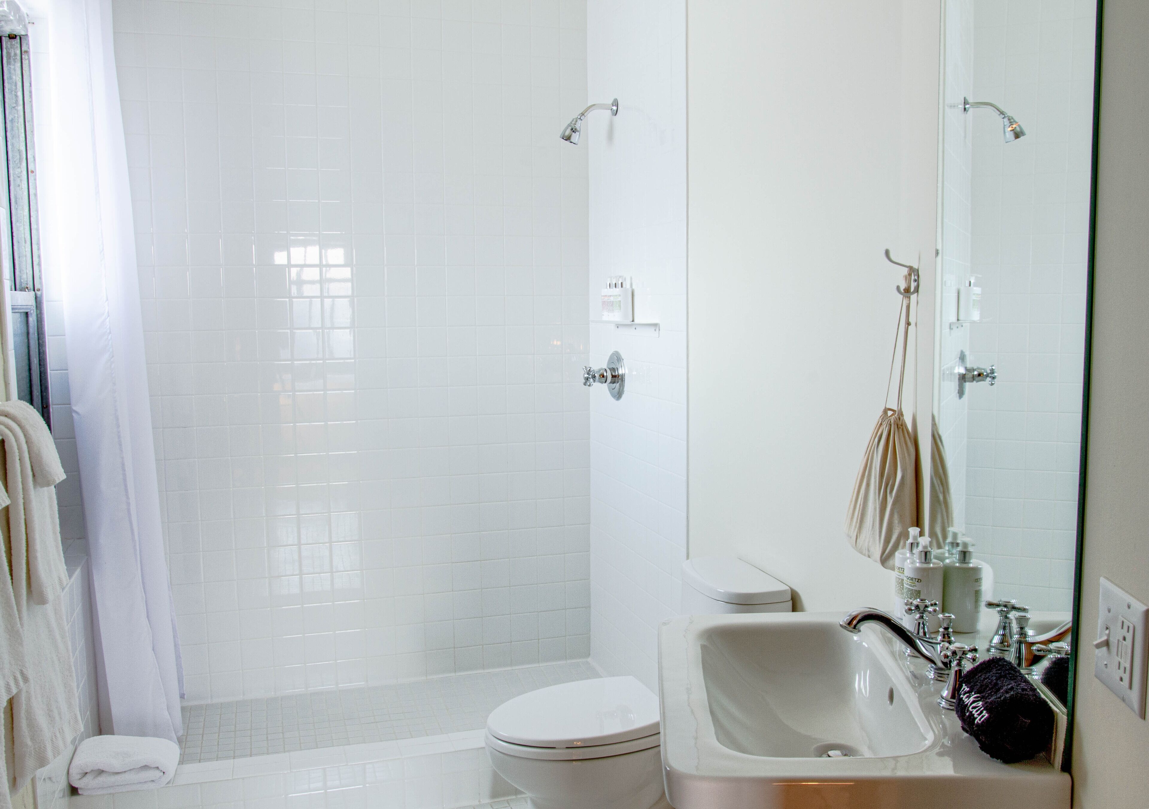 second floor east plus | bathroom | combined shower/bathtub, towels