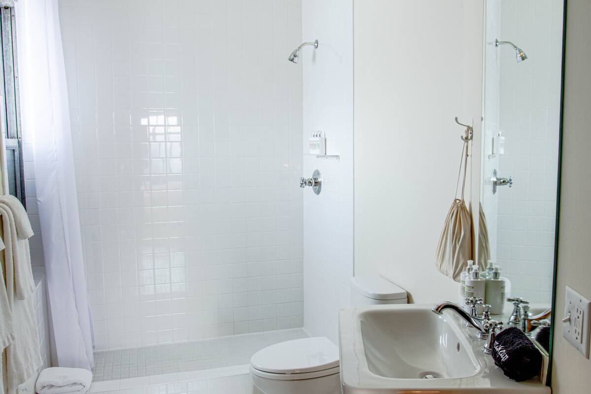 second floor east plus | bathroom | combined shower/bathtub, towels
