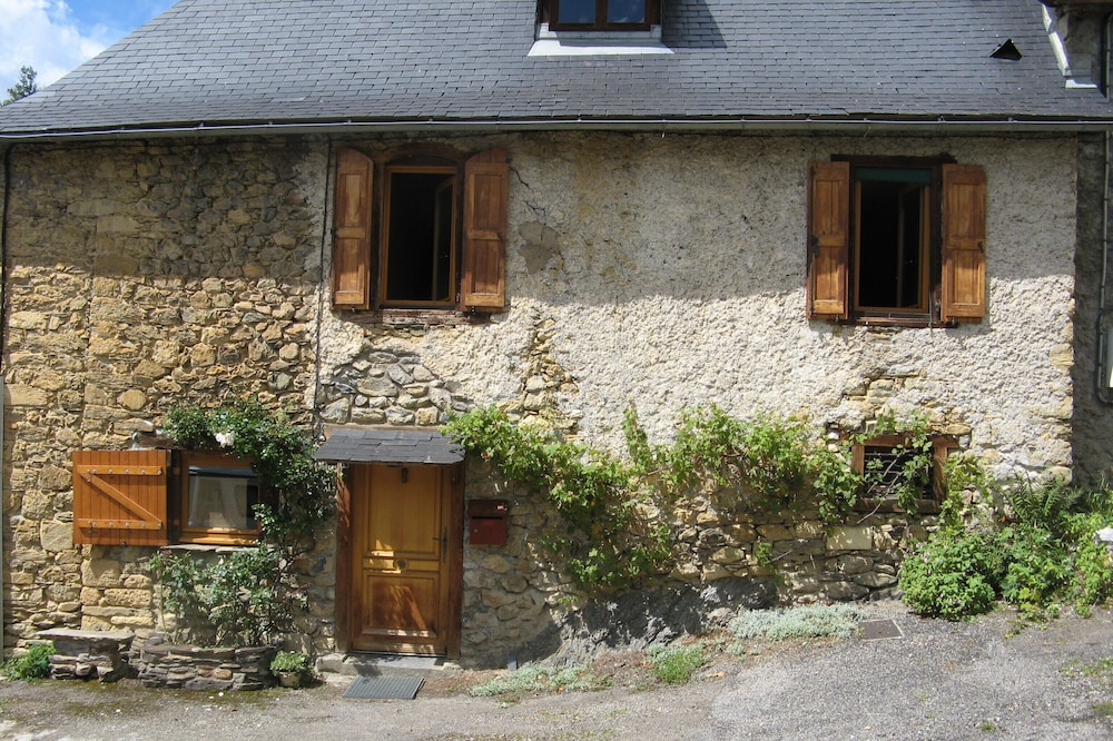Beautiful stone house in the heart of a mountain village, 2 to 8 people