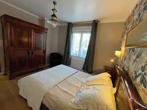 3 chambres, fer et planche à repasser, lit de bébé portatif