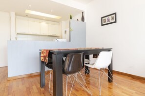 Departamento, 1 cama Queen size y sofá cama, para no fumadores | Servicio a la habitación