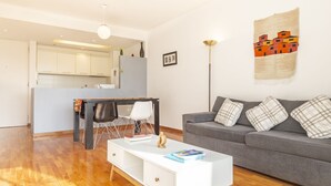 Leilighet, 1 queensize-seng med sovesofa, ikke-røyk | Oppholdsområde | Flatskjerm-TV