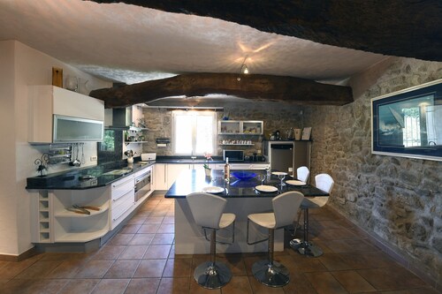 Provencal farmhouse rental of 200 m2 with swimming pool close to Avignon, Vaucluse