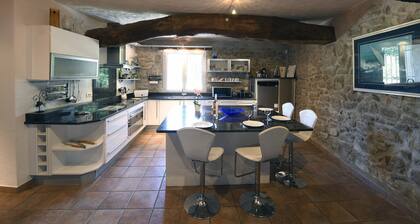 Provencal farmhouse rental of 200 m2 with swimming pool close to Avignon, Vaucluse