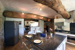 Frigorífic, microones, forn i placa de cuina 