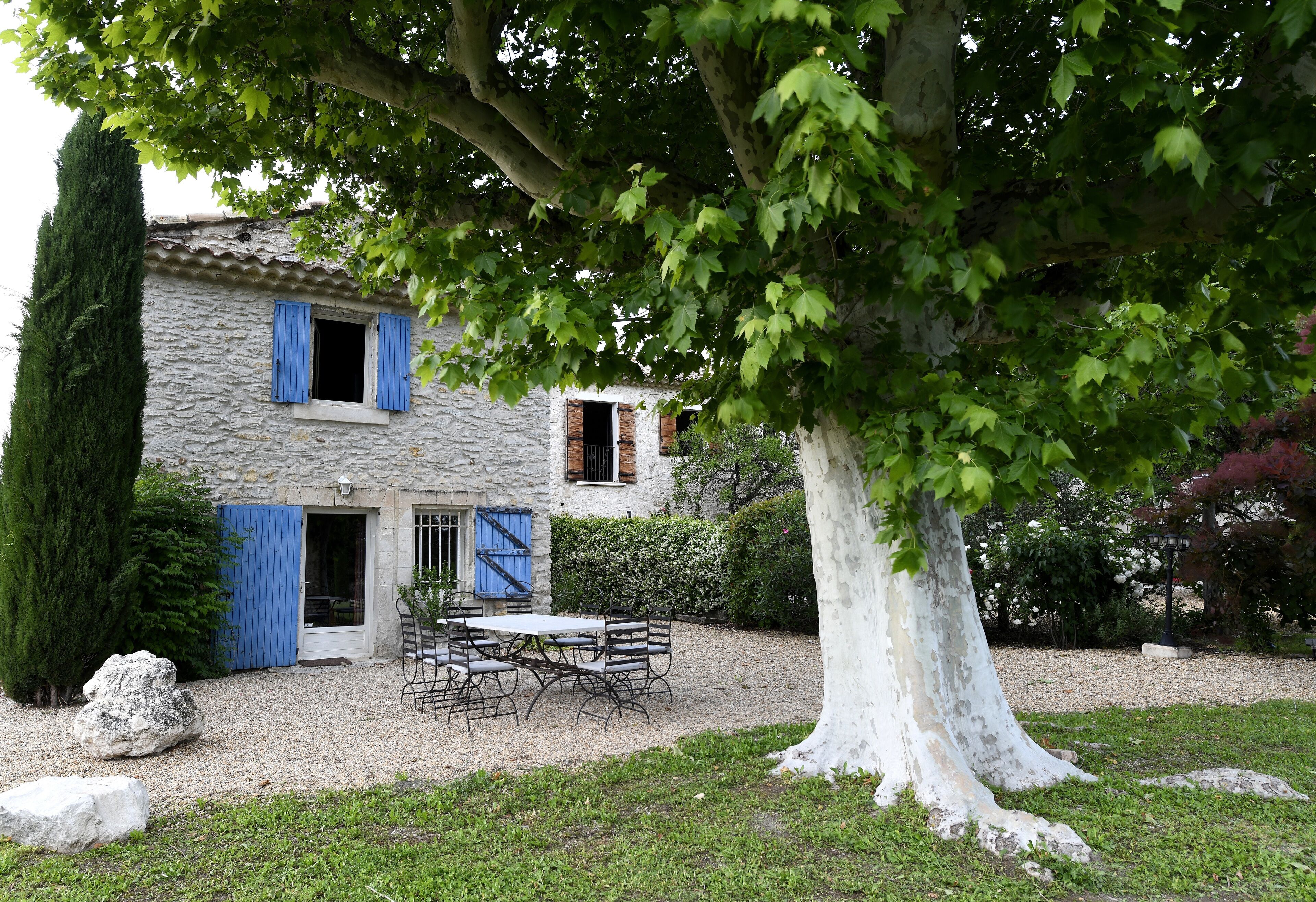 Provencal farmhouse rental of 200 m2 with swimming pool close to Avignon, Vaucluse