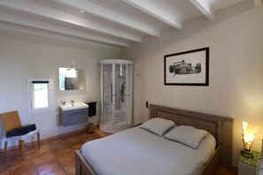 4 bedrooms, iron/ironing board, free WiFi, bed sheets