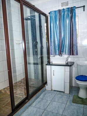 Dusj, tøfler og håndklær