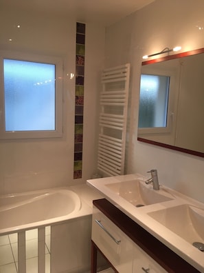 Baignoire, serviettes fournies, papier toilette