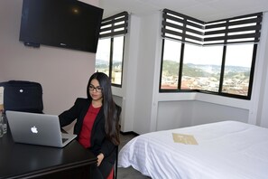 Habitació individual estàndard, 1 llit doble, no fumadors | 1 dormitori, roba de llit d'alta qualitat i escriptori 