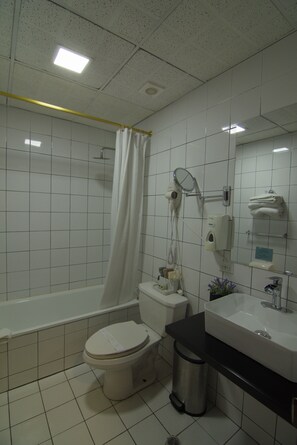 Combined shower/tub, free toiletries, hair dryer, towels - Hotel Italia Cuenca - Tranvía Centro y Aeropuerto (Cuenca)