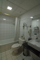 Combined shower/tub, free toiletries, hair dryer, towels