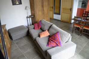 Una Smart TV, una chimenea, una consola de videojuegos