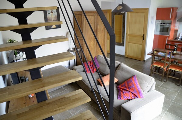 Smart-tv, een open haard, een videogameconsole en een dvd-speler