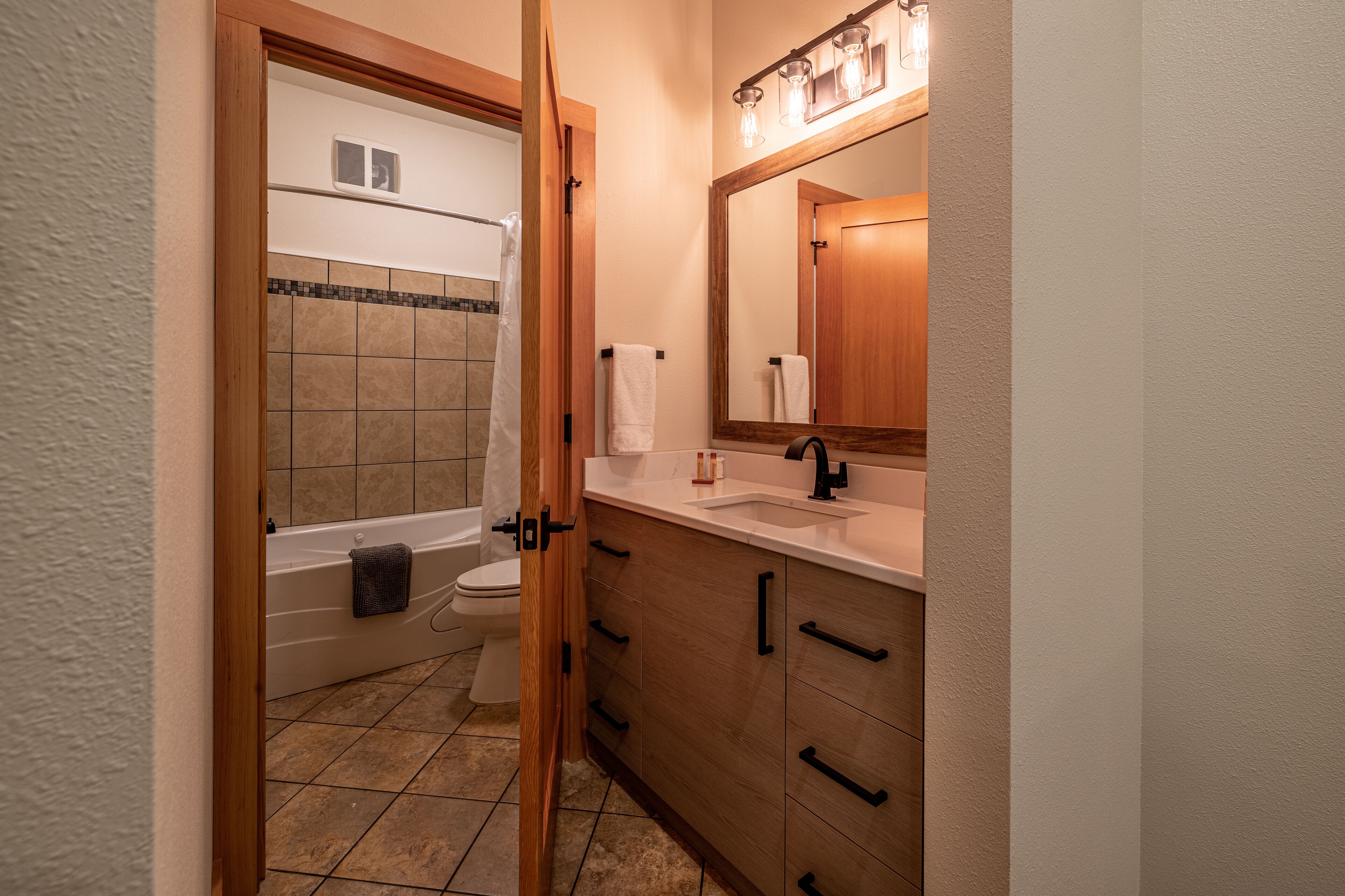 combined shower/bathtub, jetted bath, free toiletries, towels